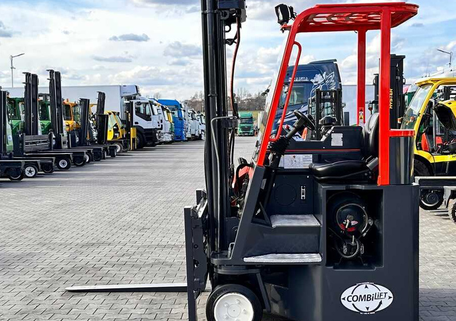 Combilift C3000CB / LPG / TRIPLEX / 5500MM / FREE LIFT / SIDE SHIFT + FORK POSITIONER / LIKE NEW - 4-way reach truck: picture 2 Combilift C3000CB / LPG / TRIPLEX / 5500MM / FREE LIFT / SIDE SHIFT + FORK POSITIONER / LIKE NEW - 4-way reach truck: picture 2