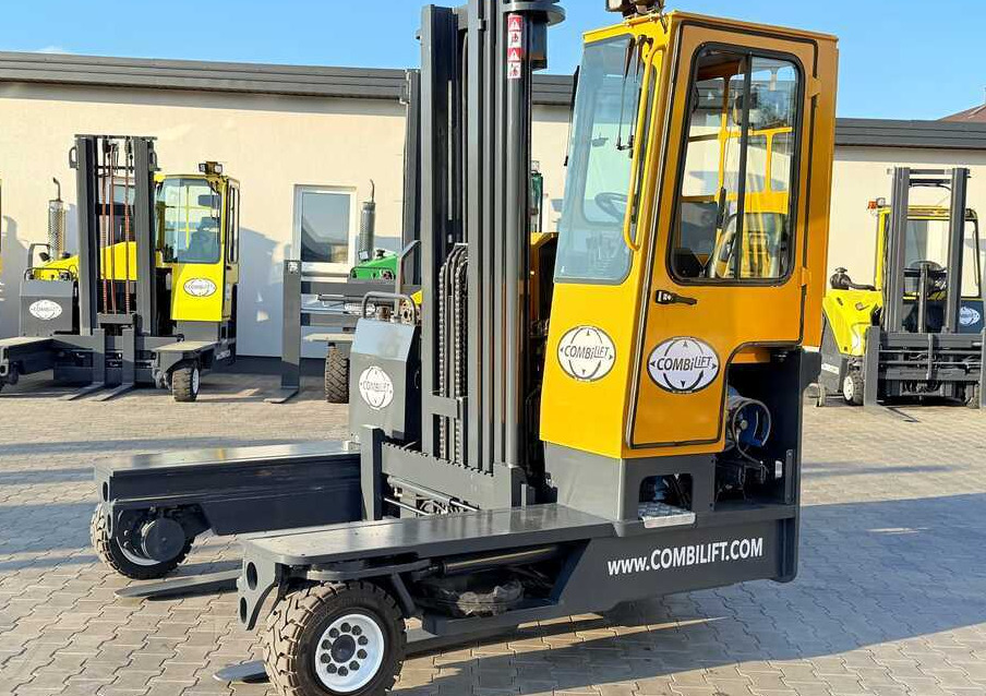 Combilift C4000 / GAS / TRIPLEX – 5600MM / FREE LIFT / FORK SIDESHIFT / LIKE NEW - 4-way reach truck: picture 4 Combilift C4000 / GAS / TRIPLEX – 5600MM / FREE LIFT / FORK SIDESHIFT / LIKE NEW - 4-way reach truck: picture 4
