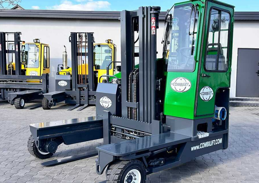 Combilift C4000 / TRIPLEX / 4900MM / GAS / FREE LIFT / FORK SIDE SHIFT / LIKE NEW - 4-way reach truck: picture 3 Combilift C4000 / TRIPLEX / 4900MM / GAS / FREE LIFT / FORK SIDE SHIFT / LIKE NEW - 4-way reach truck: picture 3