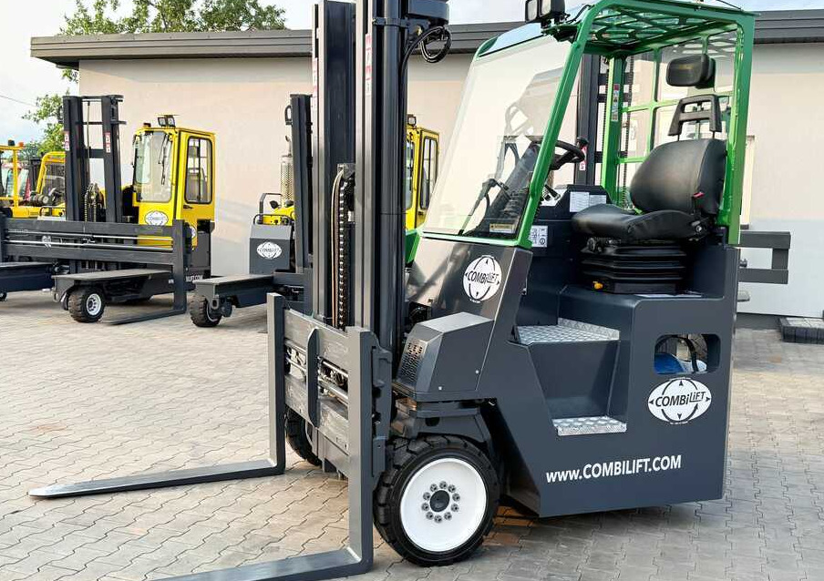 Combilift C4000CB / TRIPLEX - 5200MM / LPG / FREE LIFT / FORK POSITIONER / FORK SIDESHIFT / HEIGHT 2450MM / LIKE NEW - 4-way reach truck: picture 2 Combilift C4000CB / TRIPLEX - 5200MM / LPG / FREE LIFT / FORK POSITIONER / FORK SIDESHIFT / HEIGHT 2450MM / LIKE NEW - 4-way reach truck: picture 2