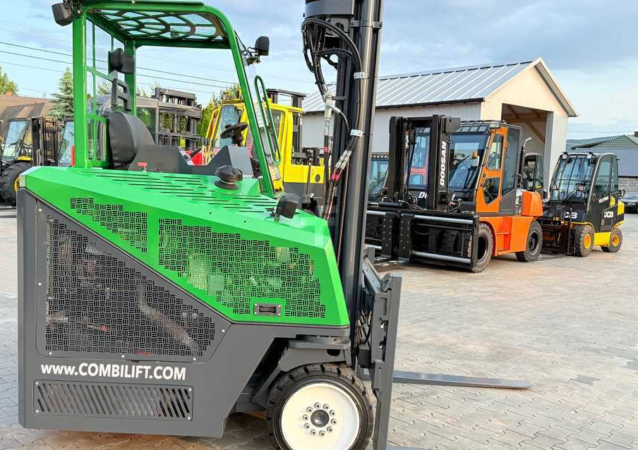 Combilift C4000CB / TRIPLEX - 5200MM / LPG / FREE LIFT / FORK POSITIONER / FORK SIDESHIFT / HEIGHT 2450MM / LIKE NEW - 4-way reach truck: picture 5 Combilift C4000CB / TRIPLEX - 5200MM / LPG / FREE LIFT / FORK POSITIONER / FORK SIDESHIFT / HEIGHT 2450MM / LIKE NEW - 4-way reach truck: picture 5