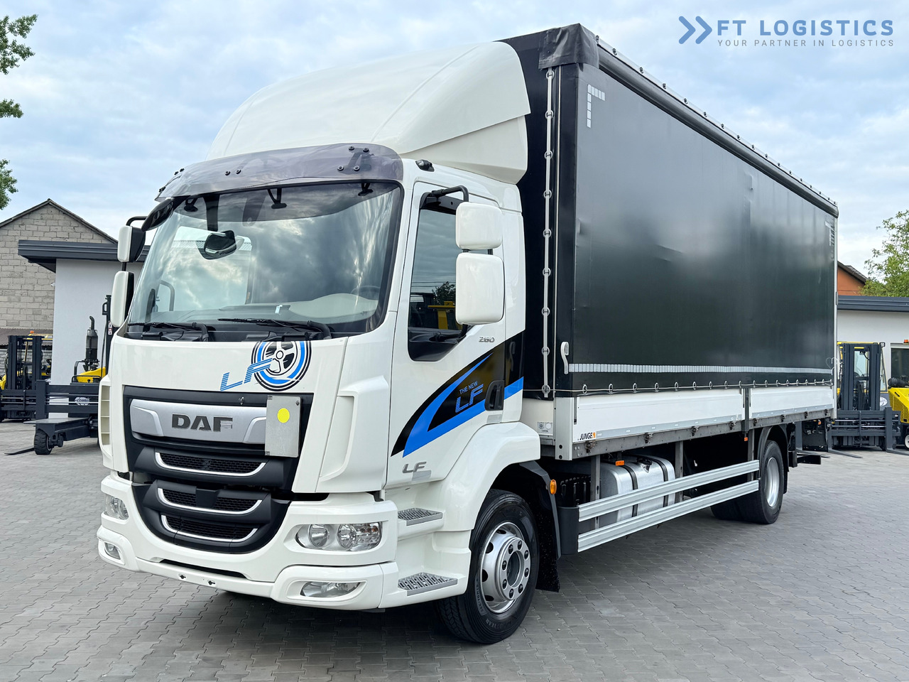 DAF LF 260 FA / AUTOMATIC / 9,255 kg PAYLOAD / 4x2 / 18 PALLETS / TAIL LIFT / SIDE BOARDS / EXCELLENT CONDITION! - Curtain side truck: picture 2 DAF LF 260 FA / AUTOMATIC / 9,255 kg PAYLOAD / 4x2 / 18 PALLETS / TAIL LIFT / SIDE BOARDS / EXCELLENT CONDITION! - Curtain side truck: picture 2