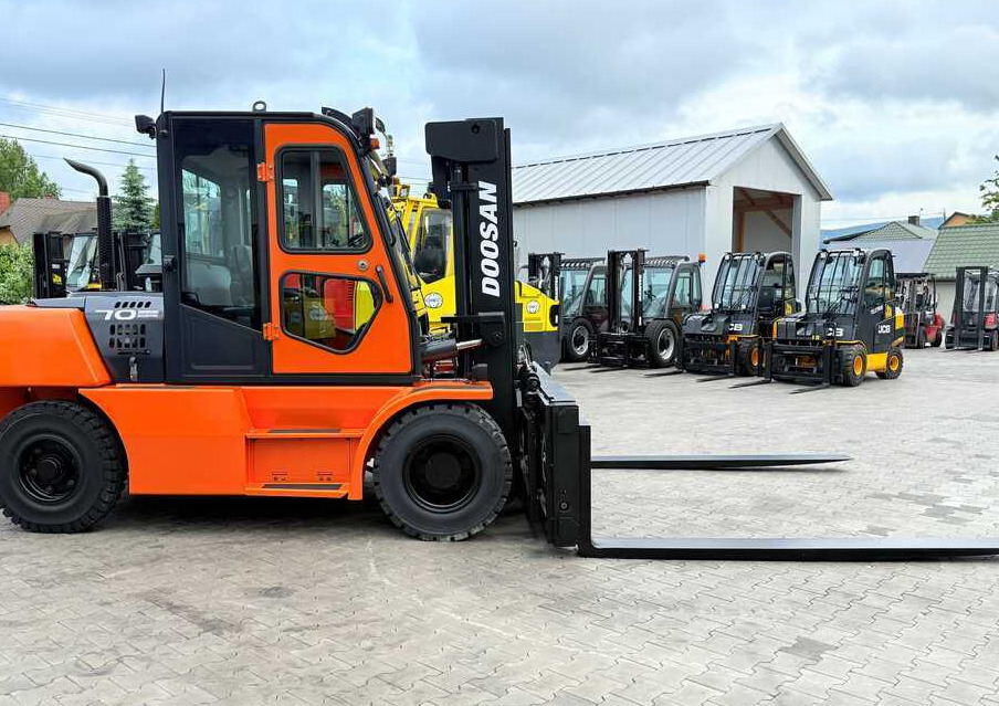 Doosan DOOSAN / DUPLEX 3000MM / SIDE SHIFT / FORK POSITIONER / 2500MM FORKS / 7000KG / CABIN / LIKE NEW - Diesel forklift: picture 4 Doosan DOOSAN / DUPLEX 3000MM / SIDE SHIFT / FORK POSITIONER / 2500MM FORKS / 7000KG / CABIN / LIKE NEW - Diesel forklift: picture 4