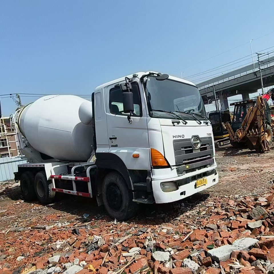 HINO 700  - Tanker truck: picture 2 HINO 700  - Tanker truck: picture 2