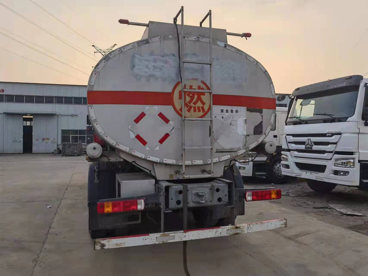 HOWO 20 cubic meters - Tanker truck: picture 2 HOWO 20 cubic meters - Tanker truck: picture 2