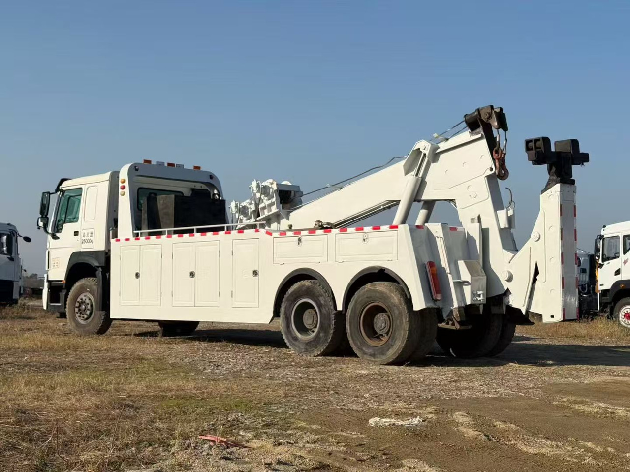 SINOTRUK 6×4 - Tow truck: picture 5 SINOTRUK 6×4 - Tow truck: picture 5