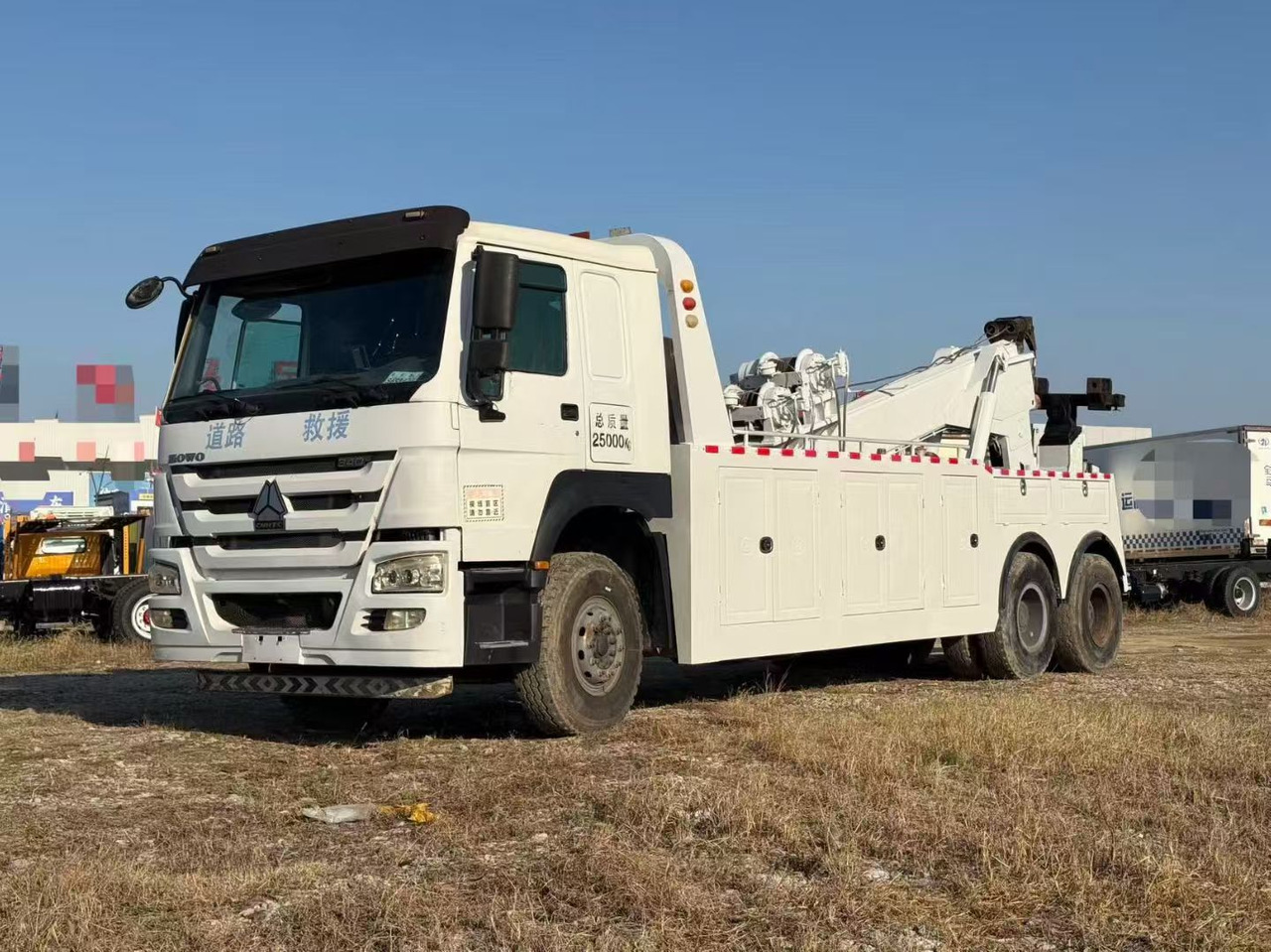 SINOTRUK 6×4 - Tow truck: picture 2 SINOTRUK 6×4 - Tow truck: picture 2