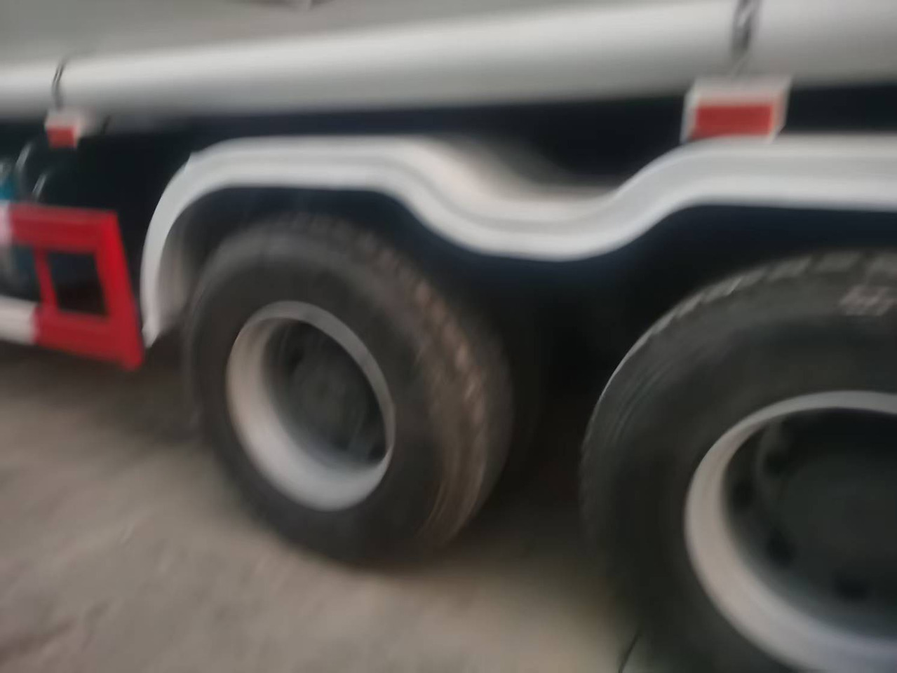 SINOTRUK HOWO 371HP,6×4,20 cubic - Tanker truck: picture 3 SINOTRUK HOWO 371HP,6×4,20 cubic - Tanker truck: picture 3