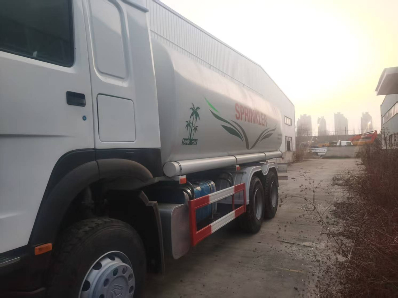 SINOTRUK HOWO 371HP,6×4,20 cubic - Tanker truck: picture 1 SINOTRUK HOWO 371HP,6×4,20 cubic - Tanker truck: picture 1