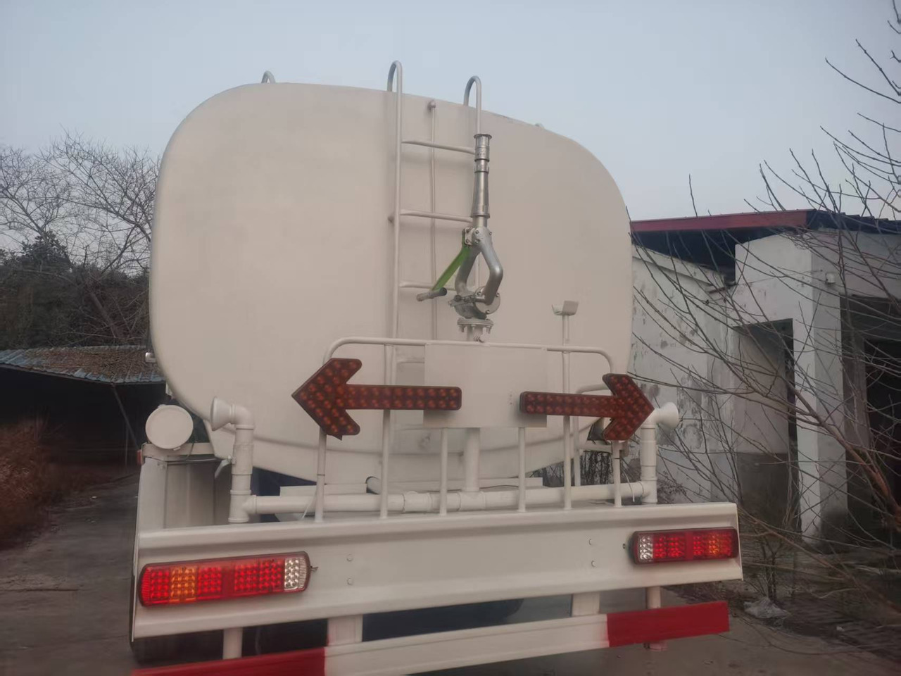 SINOTRUK HOWO 371HP,6×4,20 cubic - Tanker truck: picture 3 SINOTRUK HOWO 371HP,6×4,20 cubic - Tanker truck: picture 3