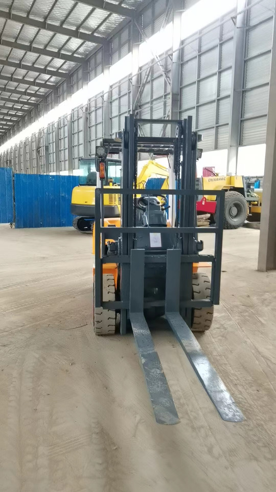 TCM 3 tons 2 stages - Diesel forklift: picture 2 TCM 3 tons 2 stages - Diesel forklift: picture 2