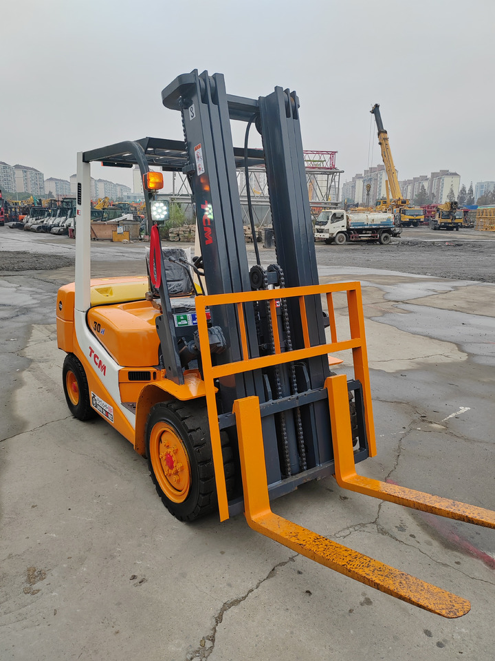 TCM 3 tons 3 stages - Diesel forklift: picture 3 TCM 3 tons 3 stages - Diesel forklift: picture 3