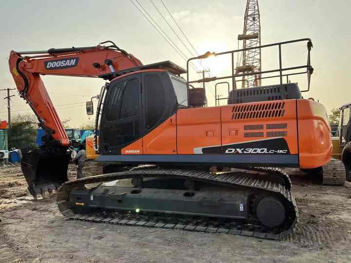 Used Excavator Doosan DX300 Excavators Mini Equipment Earth Moving Machinery Doosan Digger Excavator for Sale - Crawler excavator: picture 5 Used Excavator Doosan DX300 Excavators Mini Equipment Earth Moving Machinery Doosan Digger Excavator for Sale - Crawler excavator: picture 5