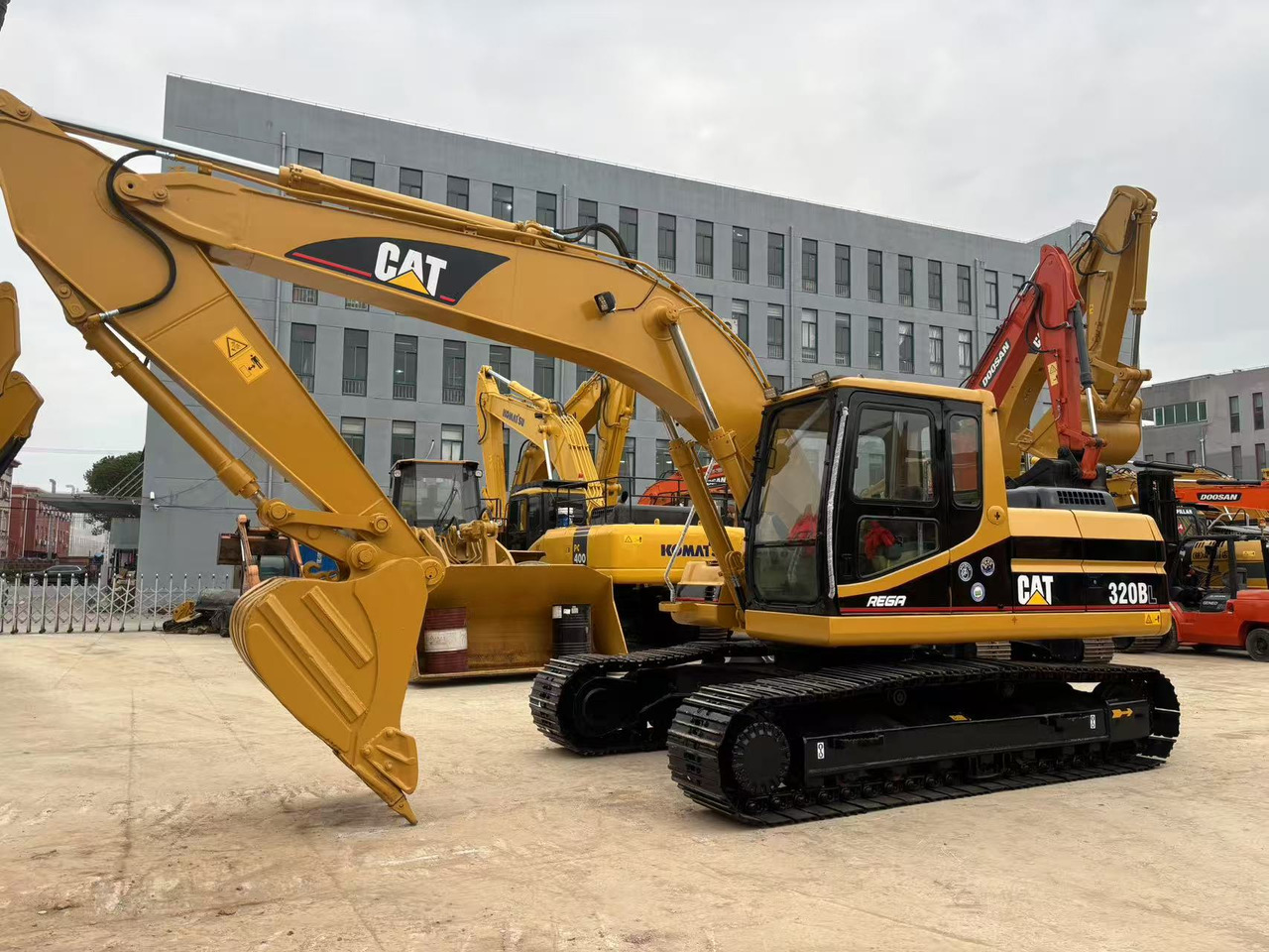 CATERPILLAR 320BL - Crawler excavator: picture 2 CATERPILLAR 320BL - Crawler excavator: picture 2