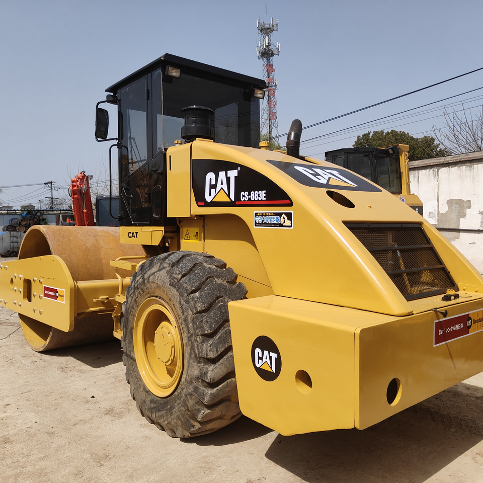 CATERPILLAR 683E - Road roller: picture 1 CATERPILLAR 683E - Road roller: picture 1