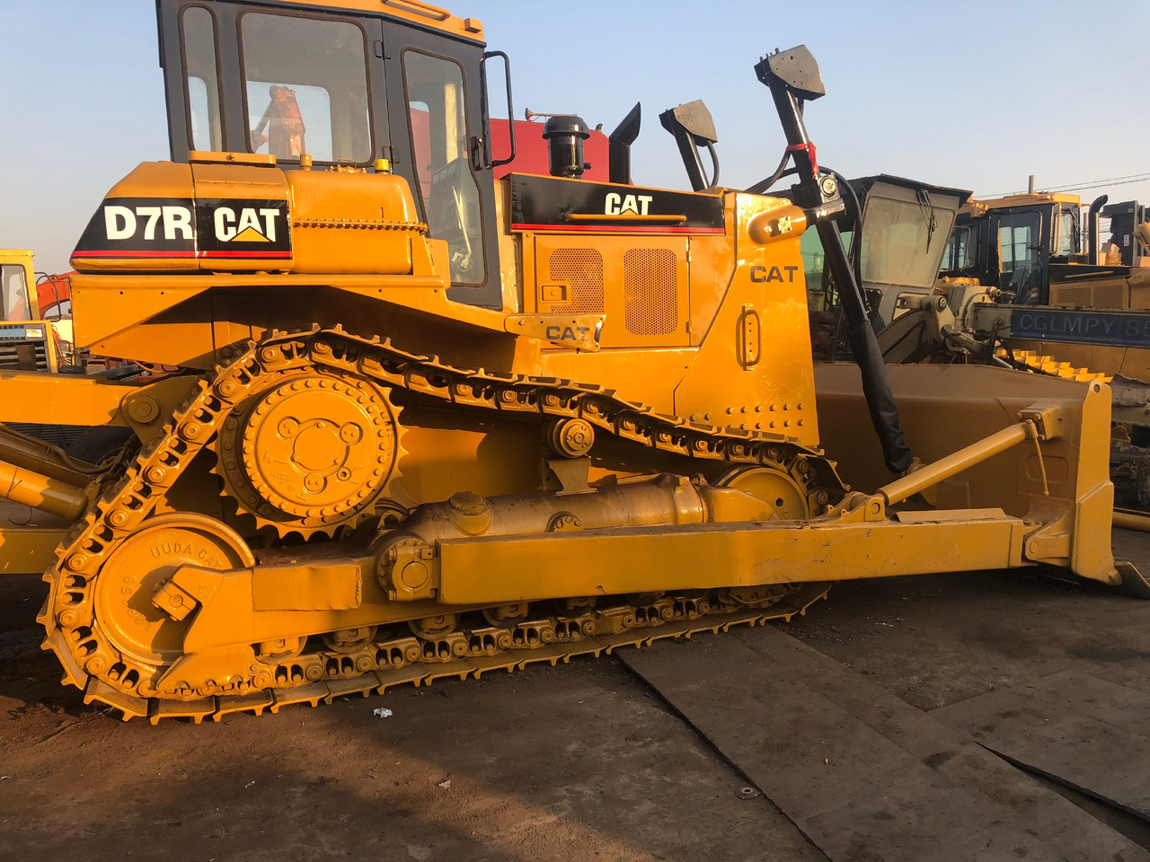 CATERPILLAR D7R - Bulldozer: picture 3 CATERPILLAR D7R - Bulldozer: picture 3