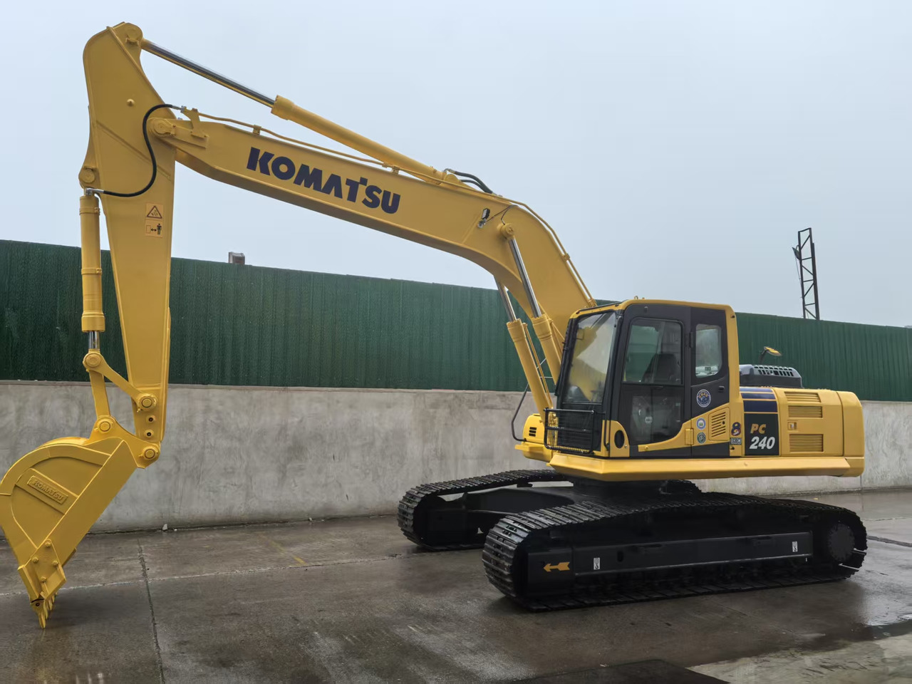 KOMATSU PC240LC-8M0 - Crawler excavator: picture 3 KOMATSU PC240LC-8M0 - Crawler excavator: picture 3