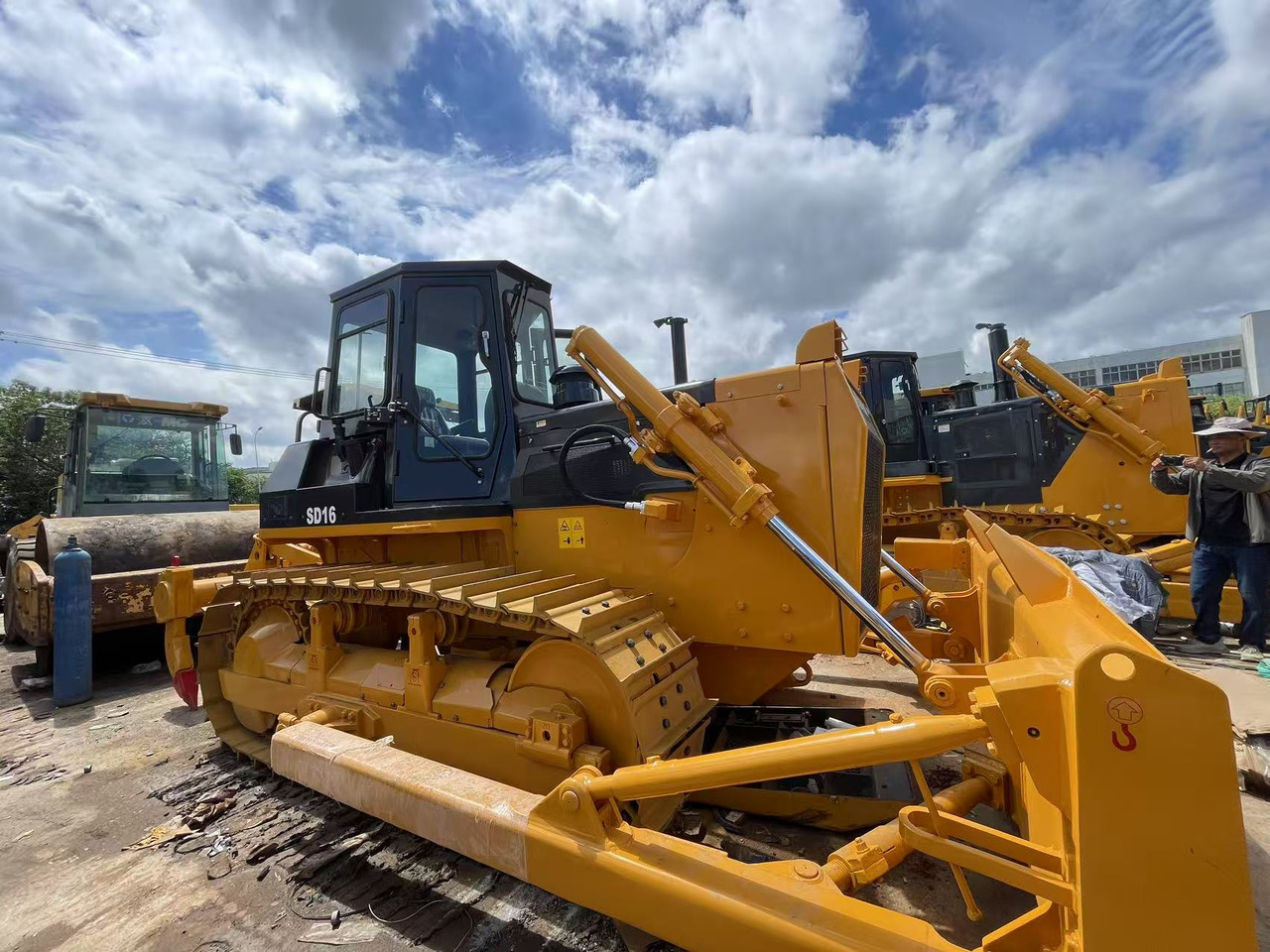 SHANTUI SD16 - Bulldozer: picture 1 SHANTUI SD16 - Bulldozer: picture 1