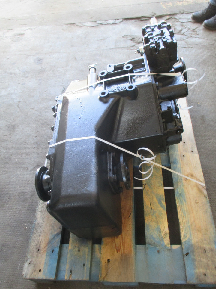 R24346-8 Clark Hurth - Gearbox for Construction machinery: picture 2 R24346-8 Clark Hurth - Gearbox for Construction machinery: picture 2