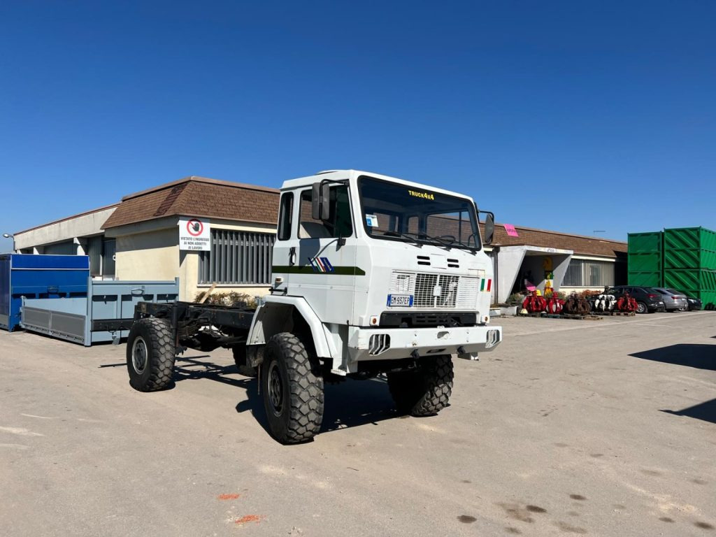 IVECO 100 4X4 BALESTRATO ANTERIORE E POSTERIO - Cab chassis truck: picture 2 IVECO 100 4X4 BALESTRATO ANTERIORE E POSTERIO - Cab chassis truck: picture 2