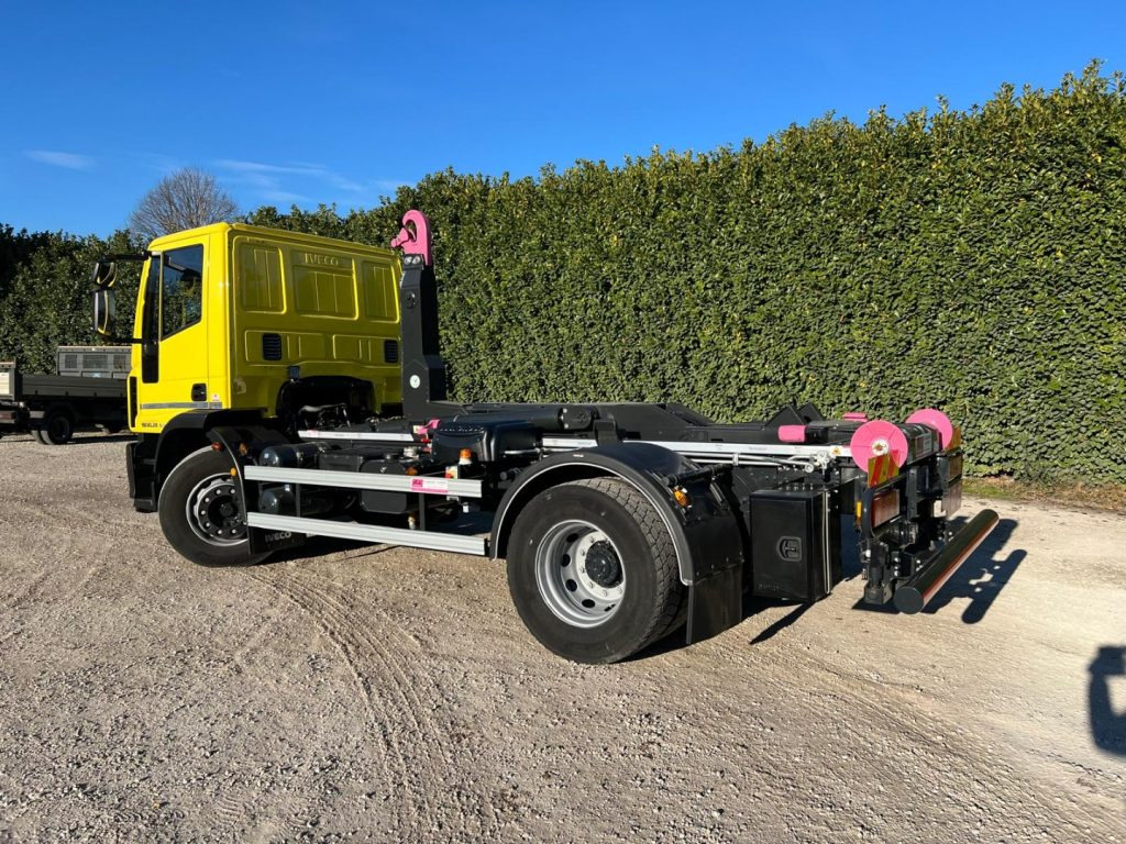 IVECO EUROCARGO 180EL28 SCARRABILE - Hook lift truck: picture 4 IVECO EUROCARGO 180EL28 SCARRABILE - Hook lift truck: picture 4