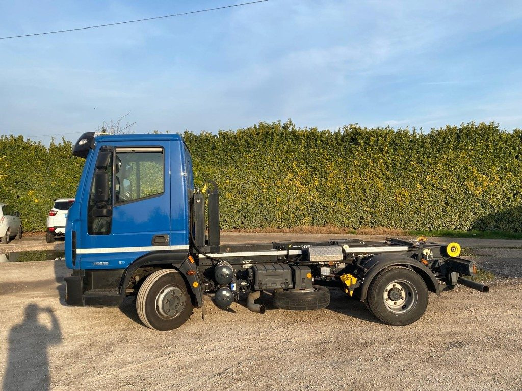 IVECO EUROCARGO 75E18 SCARRABILE - Hook lift truck: picture 3 IVECO EUROCARGO 75E18 SCARRABILE - Hook lift truck: picture 3