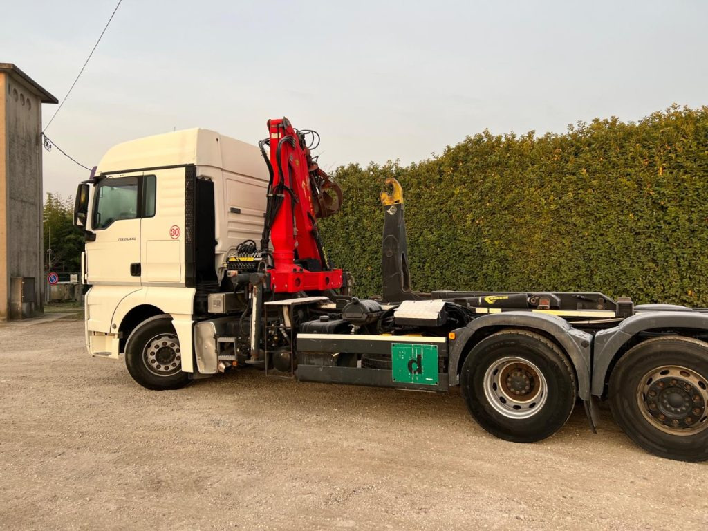 MAN TGX 26.440 SCARRABILE CON GRU - Hook lift truck: picture 3 MAN TGX 26.440 SCARRABILE CON GRU - Hook lift truck: picture 3