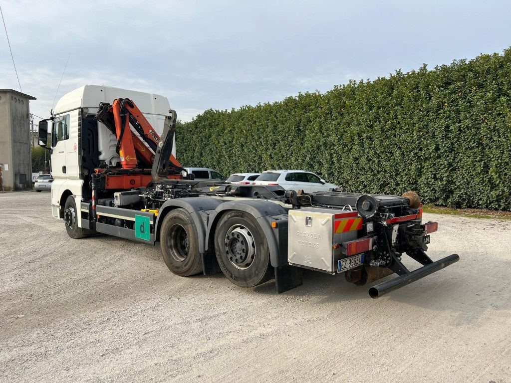 MAN TGX 26.480 SCARRABILE CON GRU DIETRO CABINA - Hook lift truck: picture 5 MAN TGX 26.480 SCARRABILE CON GRU DIETRO CABINA - Hook lift truck: picture 5