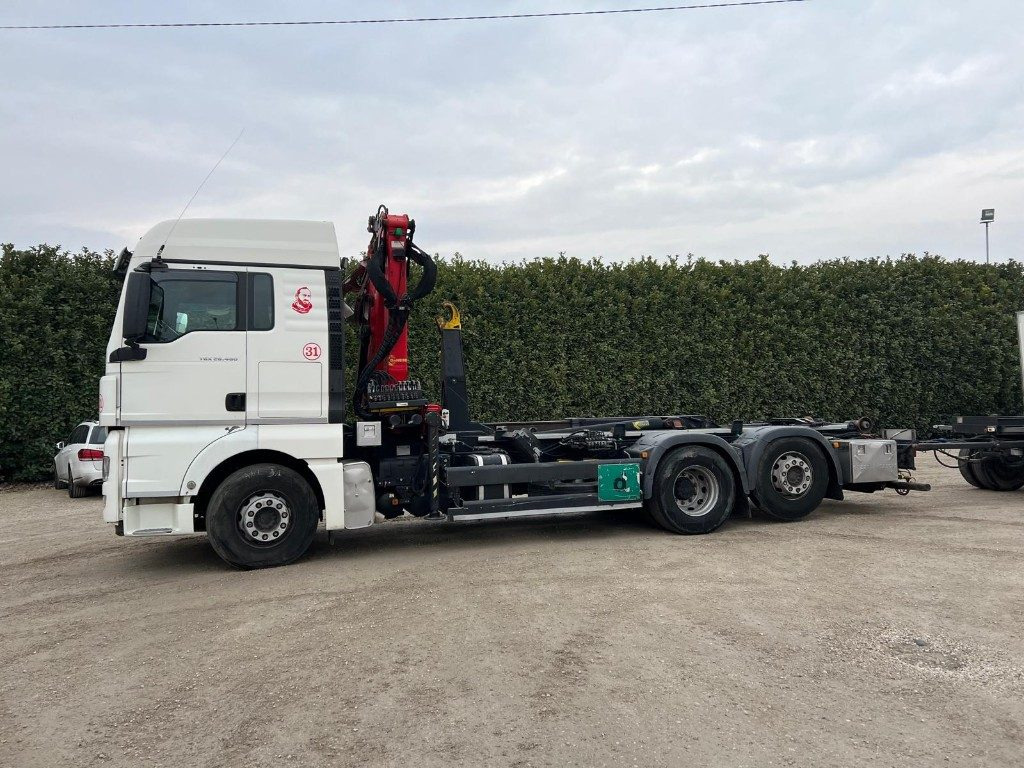 MAN TGX 26.480 SCARRABILE CON GRU - Hook lift truck: picture 3 MAN TGX 26.480 SCARRABILE CON GRU - Hook lift truck: picture 3
