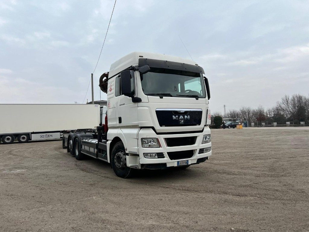 MAN TGX 26.480 SCARRABILE CON GRU - Hook lift truck: picture 2 MAN TGX 26.480 SCARRABILE CON GRU - Hook lift truck: picture 2