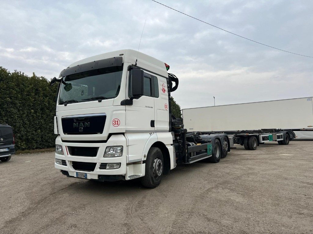 MAN TGX 26.480 SCARRABILE CON GRU - Hook lift truck: picture 1 MAN TGX 26.480 SCARRABILE CON GRU - Hook lift truck: picture 1