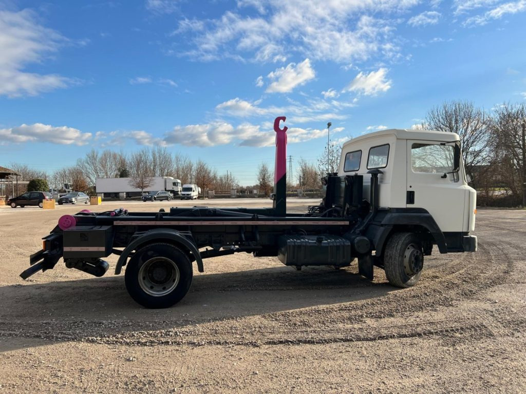 NISSAN 130/115 SCARRABILE - Hook lift truck: picture 5 NISSAN 130/115 SCARRABILE - Hook lift truck: picture 5