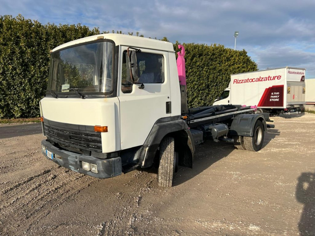 NISSAN 130/115 SCARRABILE - Hook lift truck: picture 1 NISSAN 130/115 SCARRABILE - Hook lift truck: picture 1