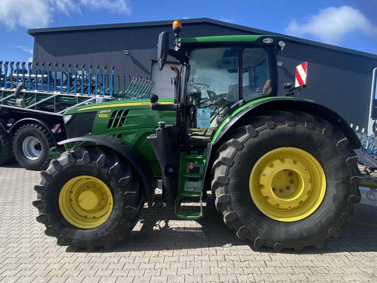 John Deere 6195R - Farm tractor: picture 2 John Deere 6195R - Farm tractor: picture 2