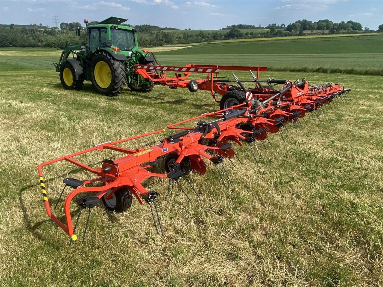 Kuhn GF13003T - Tedder/ Rake: picture 3 Kuhn GF13003T - Tedder/ Rake: picture 3