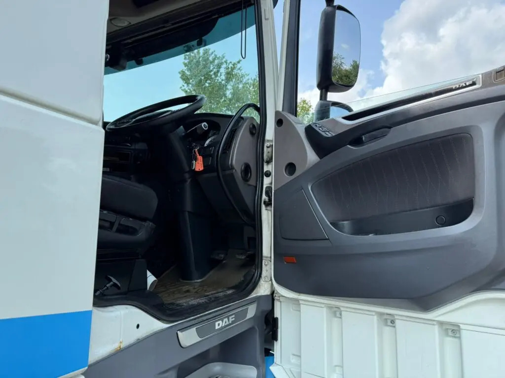 Tractor unit DAF XF 105: picture 10