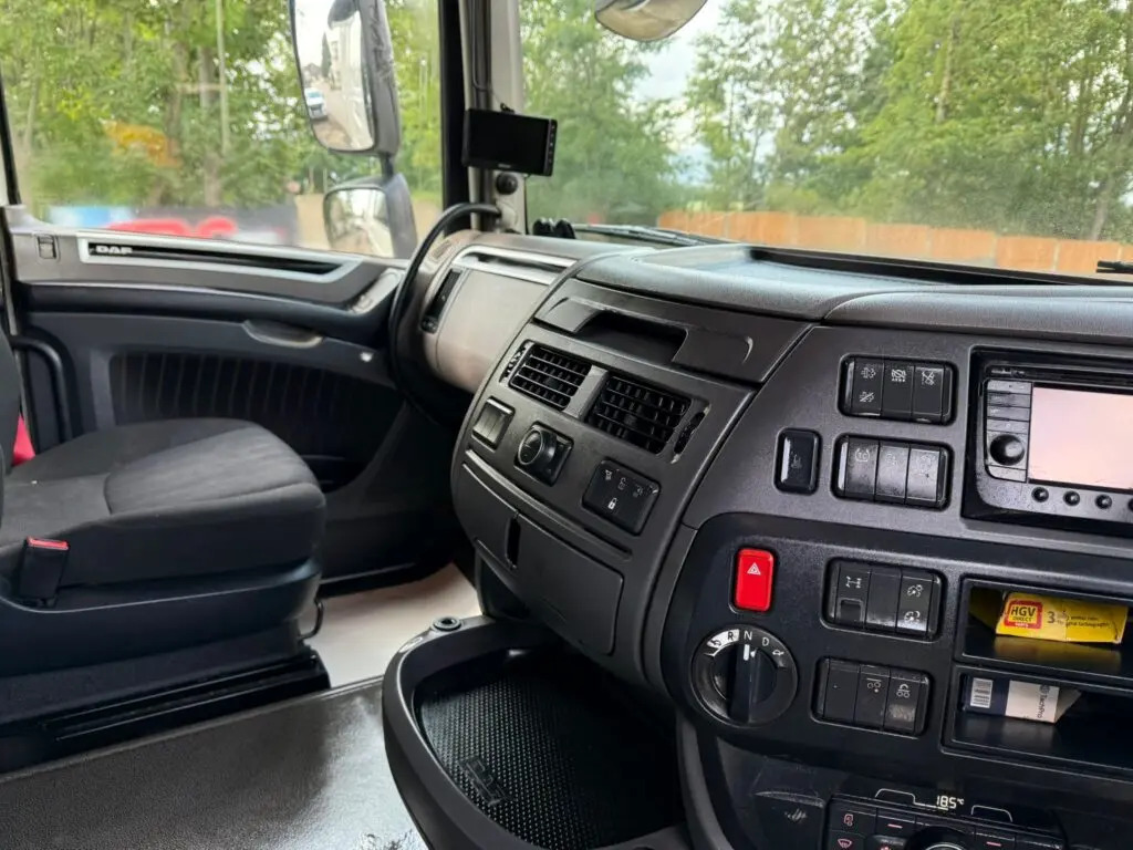 Tractor unit DAF XF 105: picture 11