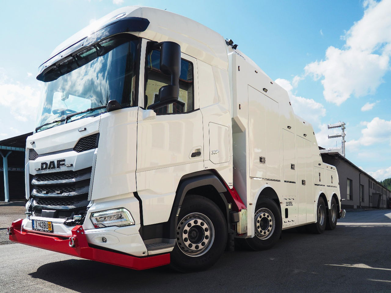 DAF XF 530 NEW T-REX DAF white - Tow truck: picture 2 DAF XF 530 NEW T-REX DAF white - Tow truck: picture 2