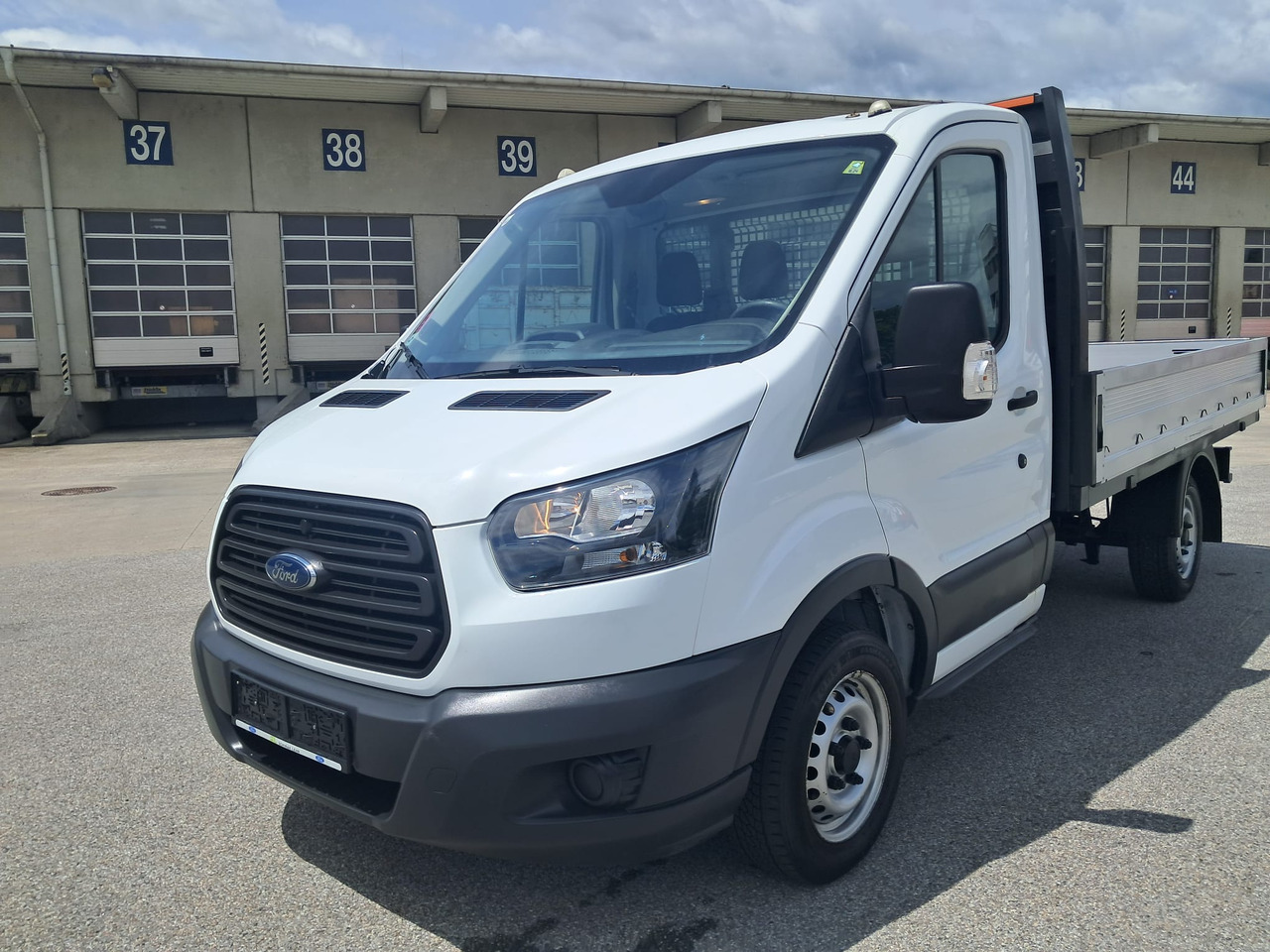 FORD TR Pritsche L2 | EZ 2018 | Euro 6 | Schaltgetr. - Open body delivery van: picture 1 FORD TR Pritsche L2 | EZ 2018 | Euro 6 | Schaltgetr. - Open body delivery van: picture 1