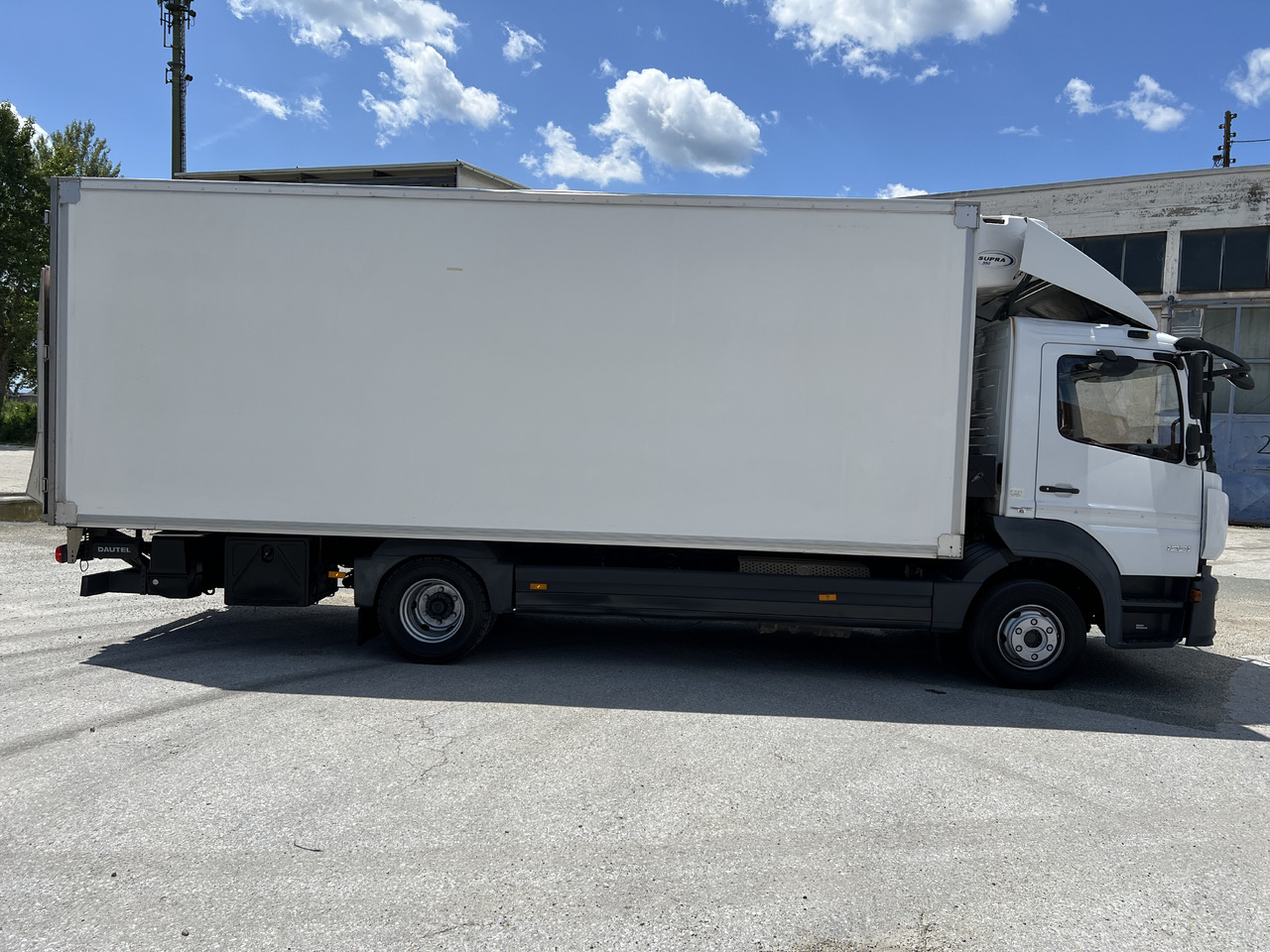 MERCEDES-BENZ Mercedes-Benz Atego 1221 Kühlkoffer mit LBW | EZ 2016 | | Klima | Tempomat | Diff. Hinterachse - Refrigerator truck: picture 4 MERCEDES-BENZ Mercedes-Benz Atego 1221 Kühlkoffer mit LBW | EZ 2016 | | Klima | Tempomat | Diff. Hinterachse - Refrigerator truck: picture 4