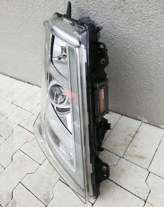 LAMPA XENON VOLVO FH4 FH 4 FM RH ORYGINAŁ - Headlight: picture 2 LAMPA XENON VOLVO FH4 FH 4 FM RH ORYGINAŁ - Headlight: picture 2