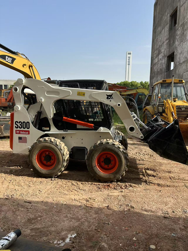 BOBCAT BOBCAT Skid Steer Loader S300 - Construction machinery: picture 2 BOBCAT BOBCAT Skid Steer Loader S300 - Construction machinery: picture 2