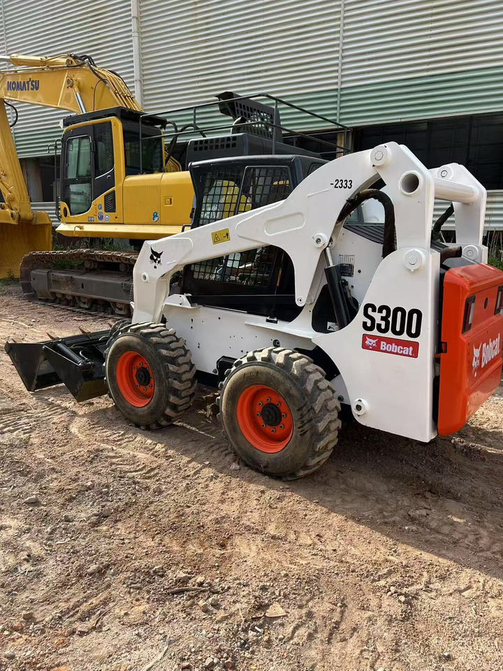 BOBCAT BOBCAT Skid Steer Loader S300 - Construction machinery: picture 4 BOBCAT BOBCAT Skid Steer Loader S300 - Construction machinery: picture 4