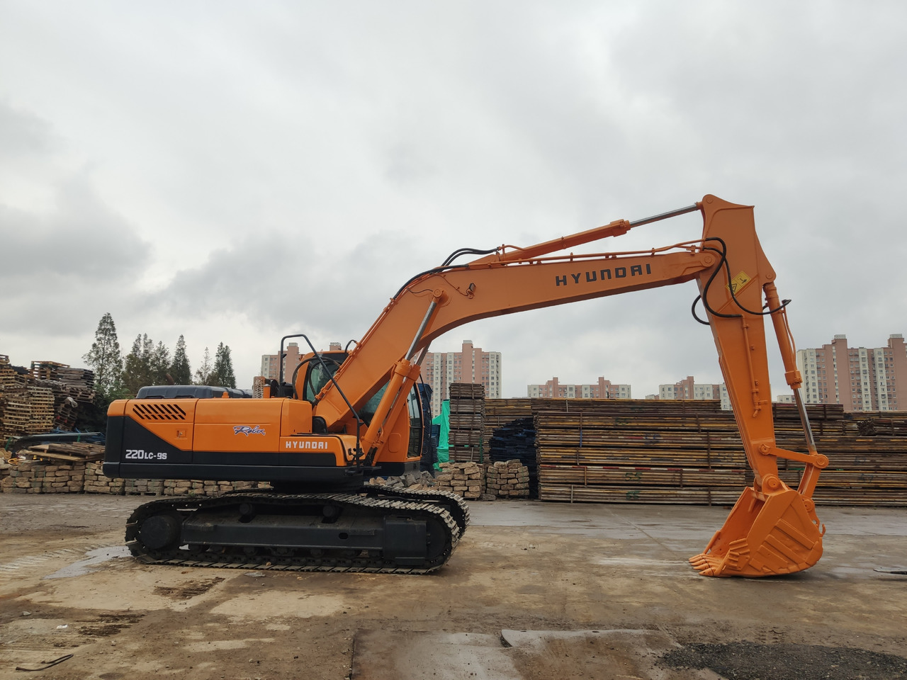 HYUNDAI R220-9S Excavator Click for Discount - Excavator: picture 1 HYUNDAI R220-9S Excavator Click for Discount - Excavator: picture 1