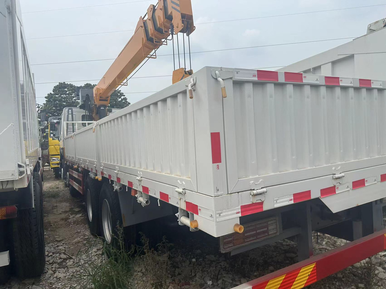 SINOTRUK HOWO 375 8X4 12TONS CLICK HERE FOR DISCOUNT - Crane truck: picture 4 SINOTRUK HOWO 375 8X4 12TONS CLICK HERE FOR DISCOUNT - Crane truck: picture 4
