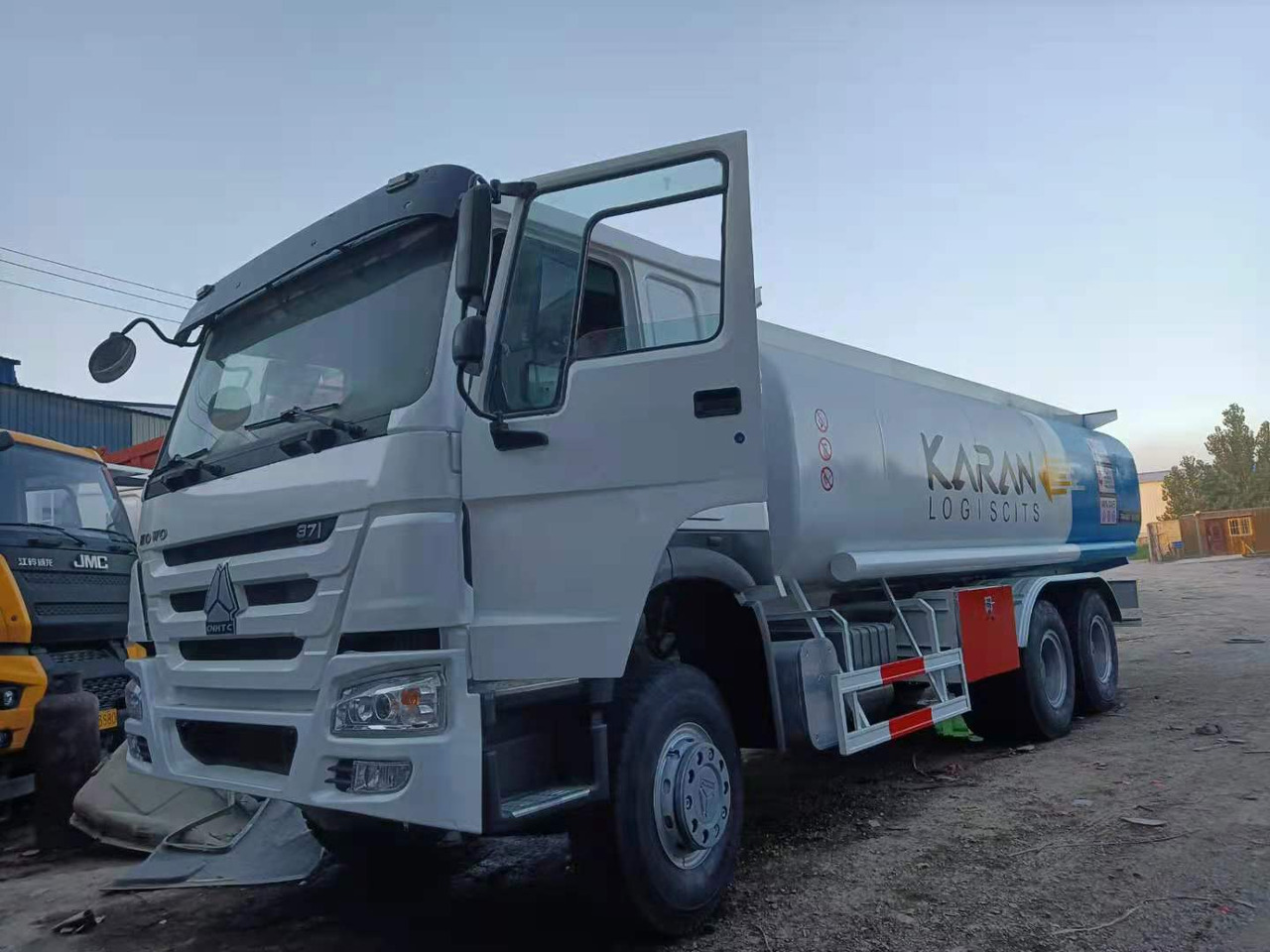 SINOTRUK Howo 371 Fuel Tanker Click Here For DISCOUNT - Tanker truck: picture 2 SINOTRUK Howo 371 Fuel Tanker Click Here For DISCOUNT - Tanker truck: picture 2