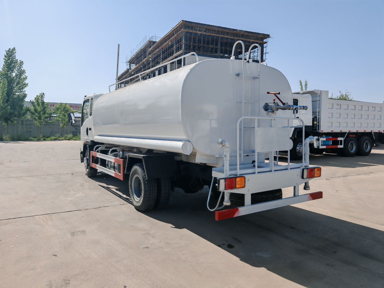SINOTRUK Howo Water Tanker Click Here For DISCOUNT - Tanker truck: picture 4 SINOTRUK Howo Water Tanker Click Here For DISCOUNT - Tanker truck: picture 4