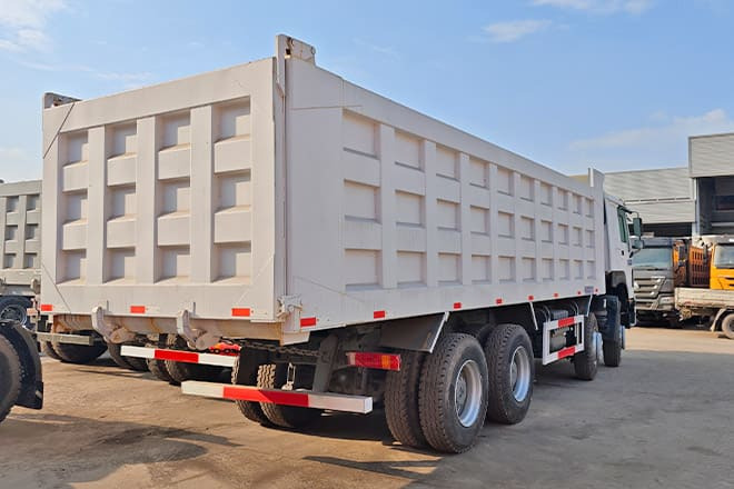 SINOTRUK Sino Howo 8x4 Dump Truck 371 for Sale in Sierra Leone - Tipper: picture 2 SINOTRUK Sino Howo 8x4 Dump Truck 371 for Sale in Sierra Leone - Tipper: picture 2