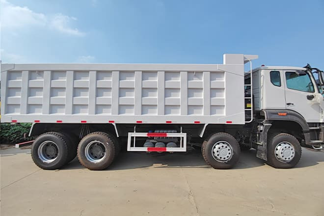 SINOTRUK Sinotruk Howo 8x4 Dump Truck for Sale in Guinea - Tipper: picture 3 SINOTRUK Sinotruk Howo 8x4 Dump Truck for Sale in Guinea - Tipper: picture 3