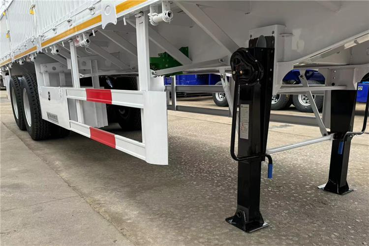 TITAN 2 Axle 60 Ton Fence Stake Semi Trailer for Sale in Ghana - Livestock semi-trailer: picture 5 TITAN 2 Axle 60 Ton Fence Stake Semi Trailer for Sale in Ghana - Livestock semi-trailer: picture 5